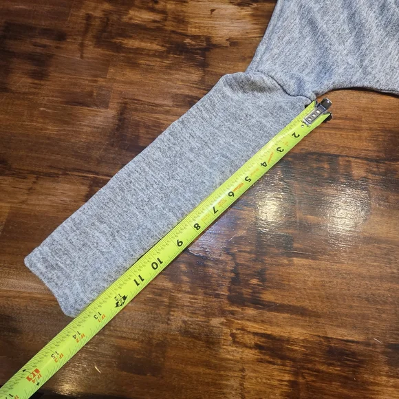 Boohoo Light Gray Long Sleeve Women's Top - Picture 4 of 9